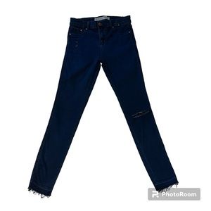 DENIM&CO Dark Wash Frayed Ankle Jean US Size 6